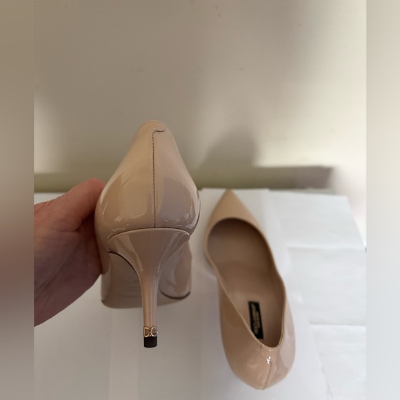 Dolce & Gabbana NWT US7 / IT38 Beige Patent leather Pointed-Toe Mid Heel Pumps. - Picture 6 of 11